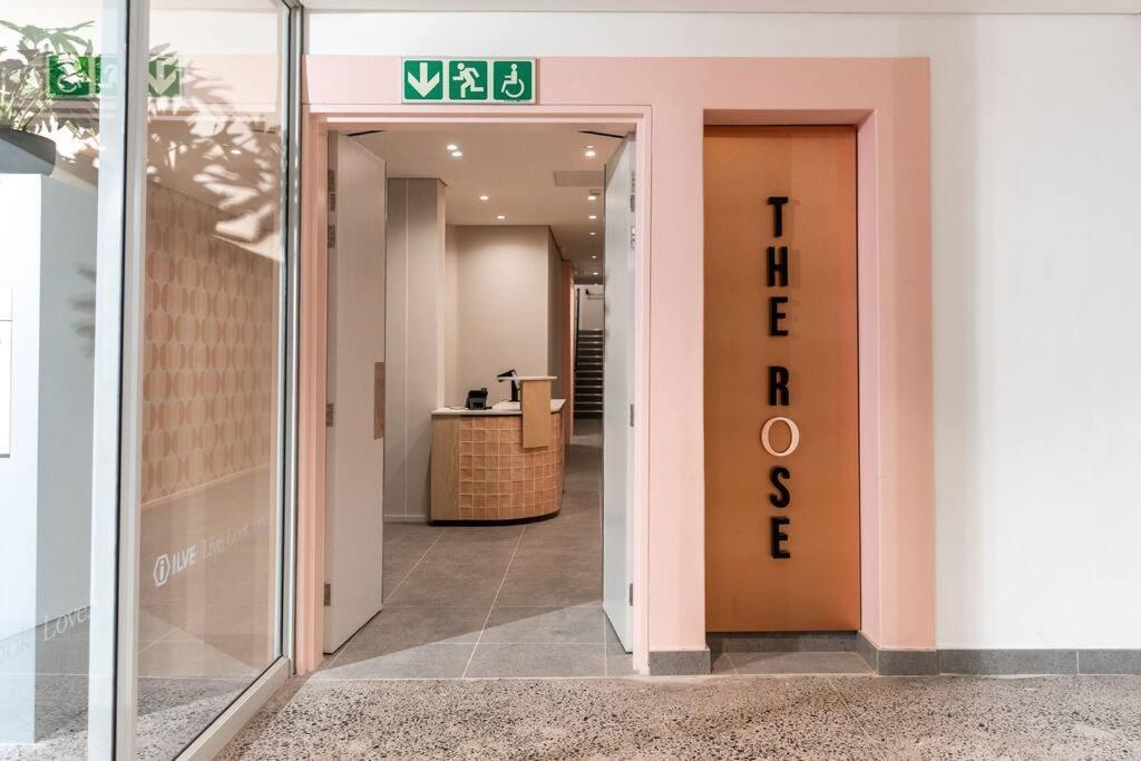 The Rose 405: Modern Studio Aprt With Rooftop Pool