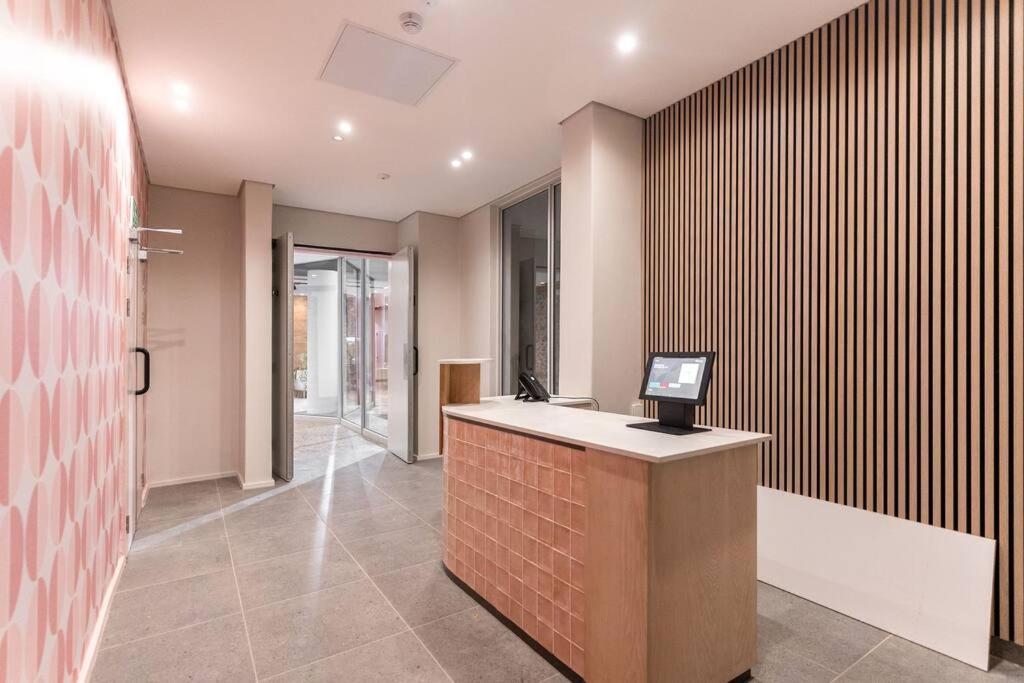 The Rose 405: Modern Studio Aprt With Rooftop Pool Apartment